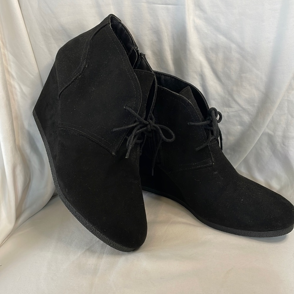UNIVERSAL thread CO women’s size 9.5,black wedge booty. Great used condition.